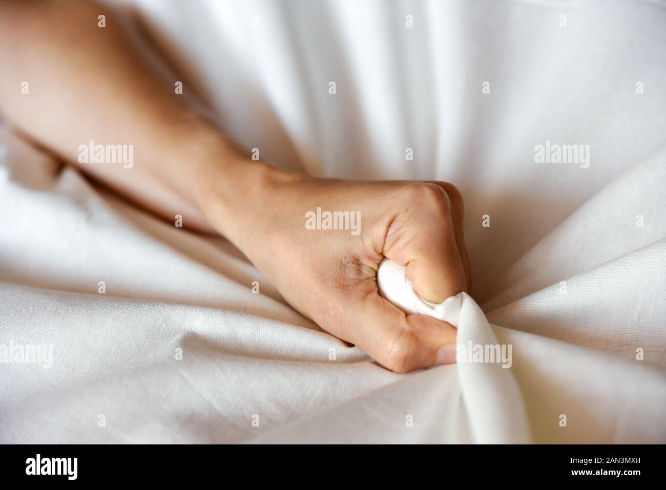 Femmina lato schiaccia il foglio, simboleggia il piacere e l'orgasmo Foto Stock