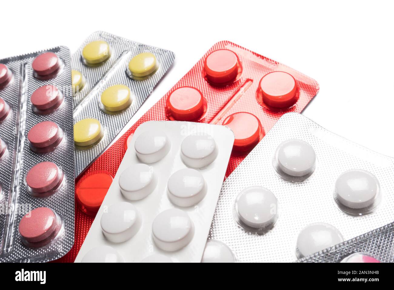 Set di pillole di farmaci in blister su uno sfondo bianco. Pillole in farmacia con copia spazio. Foto Stock