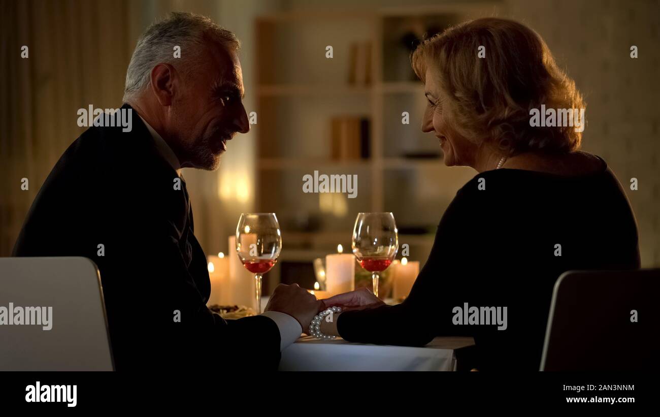 Bel uomo e donna Holding Hands, celebrare la data anniversario insieme Foto Stock