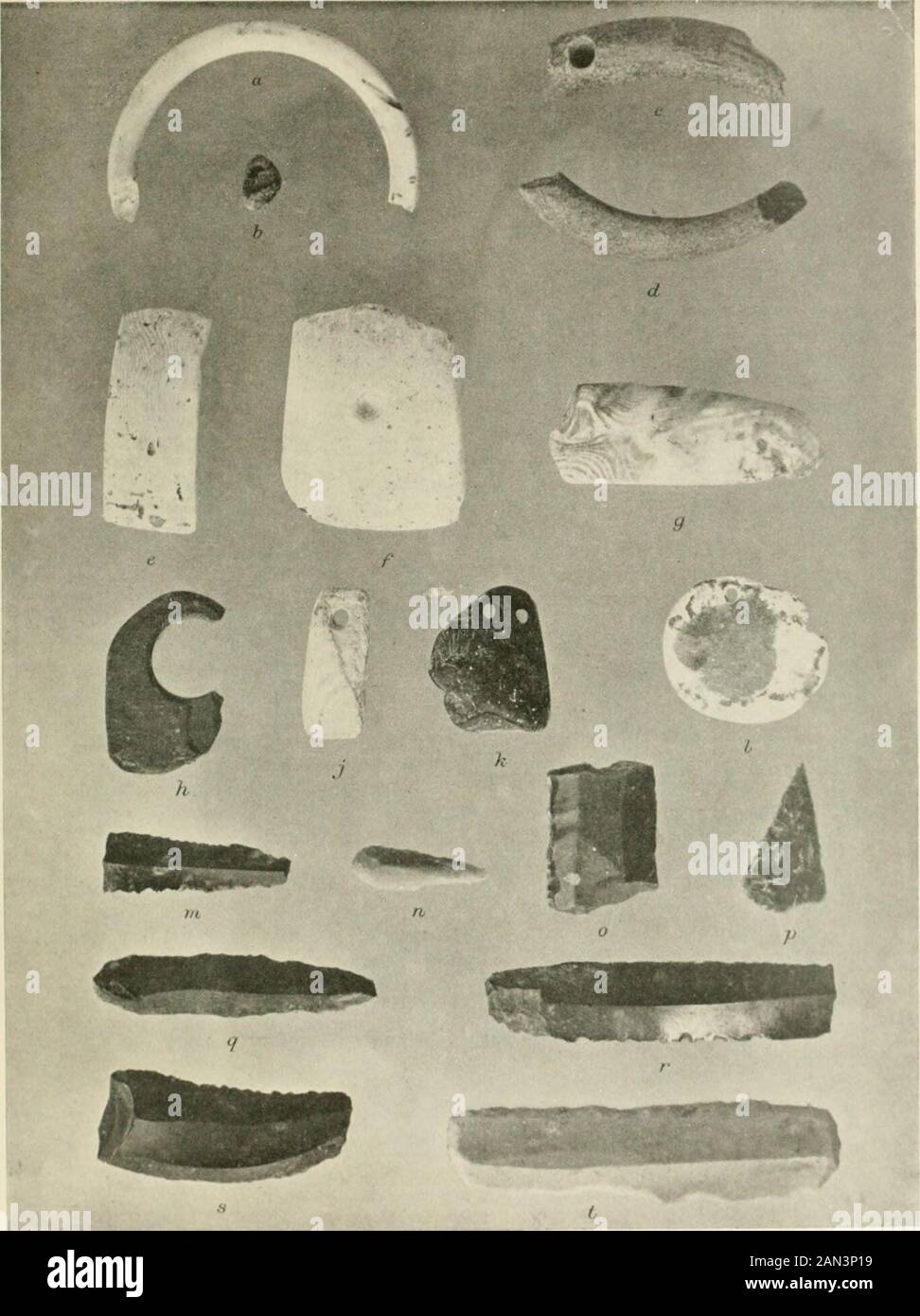 Tessaglia preistorica; essendo un racconto di recenti scavi ed esplorazioni nella Grecia nord-orientale dal lago Kopais ai confini della Macedonia. Fig. 77. Tsangli; figurine di terracotta (scala 9 : 10). Tsangli, Oggetti Vari 129. Fig. 78. Tsangli ; ornamenti di conchiglie e pietre, coltelli a selce, ecc. (.scale y : 10).W. & T. 7 130 Rini, Potfcxy Sluiic-wliorl conico dato da M. Apostolidhis al museo di Yosos. I doppi whorls di conoide sembrano accadere più presto qui che ad altri luoghi, perché ci erano due ciascuno nelle Case P ed A, E uno in casa T. pesi per telai (?). Due, grande, roug Foto Stock