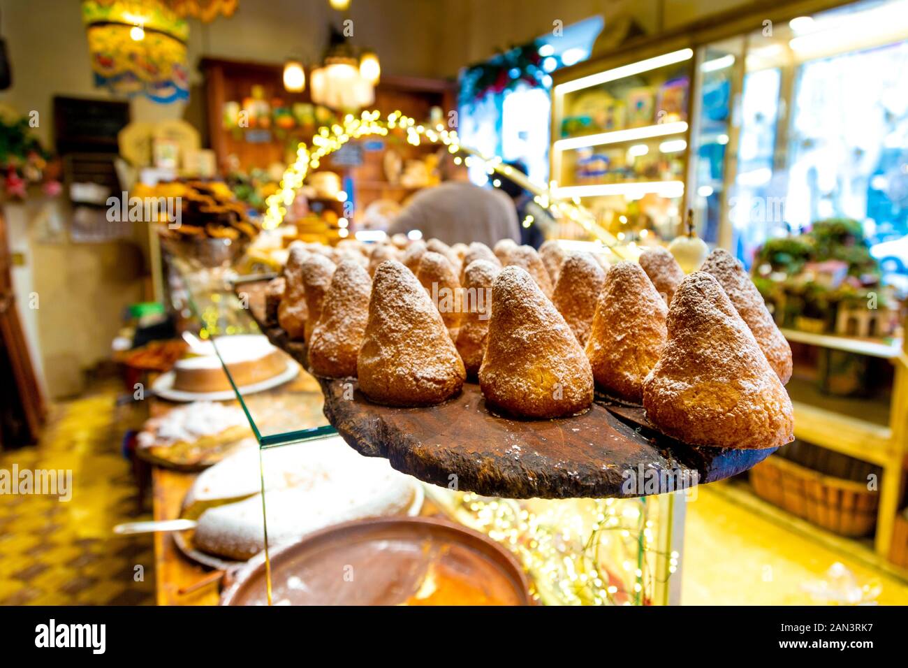 A forma di cono pasticceria alla famosa panetteria Forn des Teatre in Palma di Mallorca, Spagna Foto Stock