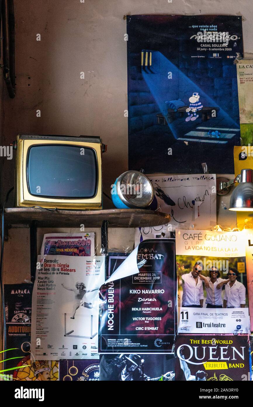TV vintage e lampada, interno del Café l'Antiquari in Palma di Mallorca, Spagna Foto Stock