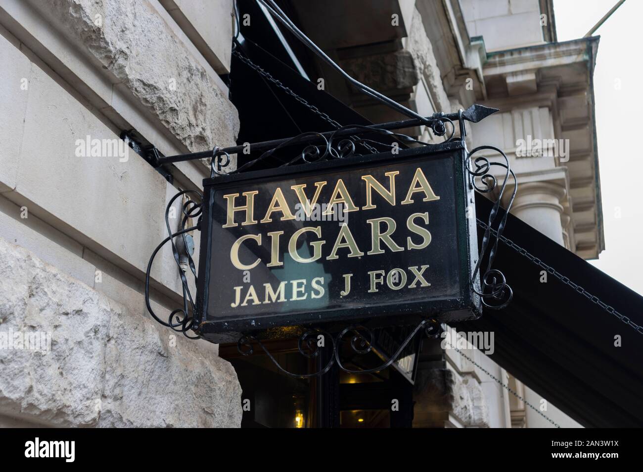 Blach segno esterno pubblicità Havana Cigars fuori dal negozio James J Fox in St James's Street, Londra SW1, uno dei più antichi mercanti di sigari di Londra Foto Stock