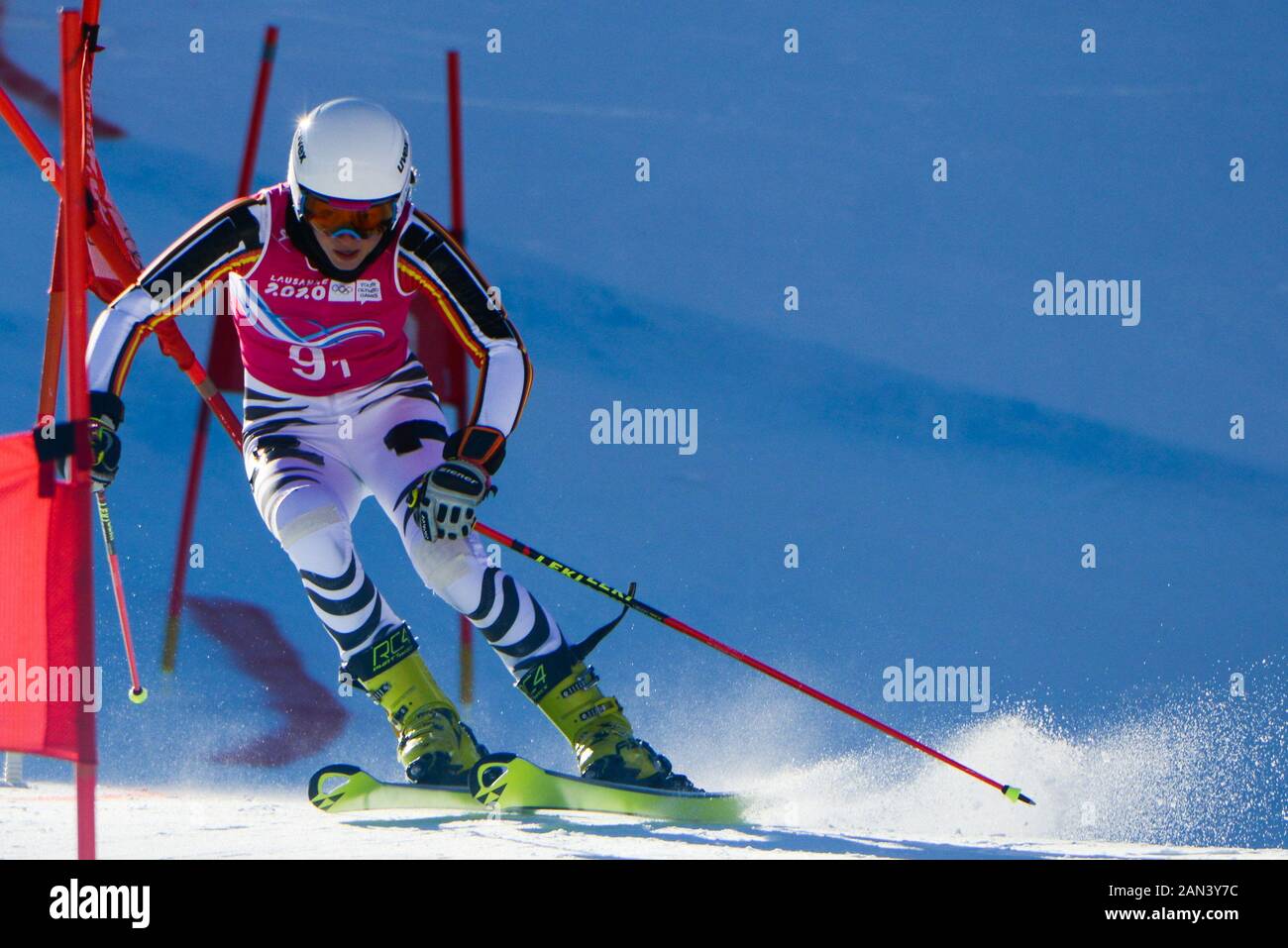 Pyeongchang, Svizzera. 15th Gen 2020. Lara Klien della Germania corre nell'evento Parallelo di gara di sci a squadre miste durante i Giochi Olimpici invernali della gioventù 2020 . La manifestazione si è svolta presso il Centro Alpino Les Diablerets di Les Diablerets in Svizzera. Credit: Christopher Levy/Zuma Wire/Alamy Live News Foto Stock