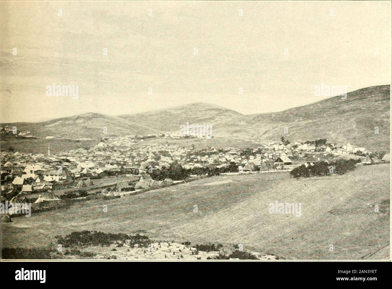 Handel und Handel mit Waren aller Art; Wanderungen aller Art. Das »Lager ander GotovuSa« hiess es, und ein Han hiess »Han Kovac«. Jetzt ist Goto-VUSA eine Station der kaiserlichen Truppen, welche die Strasse sichert.Dem Blockhaus gegenüber stein die Schenke, die auch dem Komman-danten unterstellt ist. Früh Morgens geht eine Patrouille halbwegs nachPlevlje, eine andere halbwegs nach Boljanic, um die Post zu erwarten unddie Strasse zu beobachten. Abends rücken sie wieder ein, - das ist dasLeben in &lt; r&lt; »to [68 Immer an Hügellehnen entlang wird endlich Ple Foto Stock