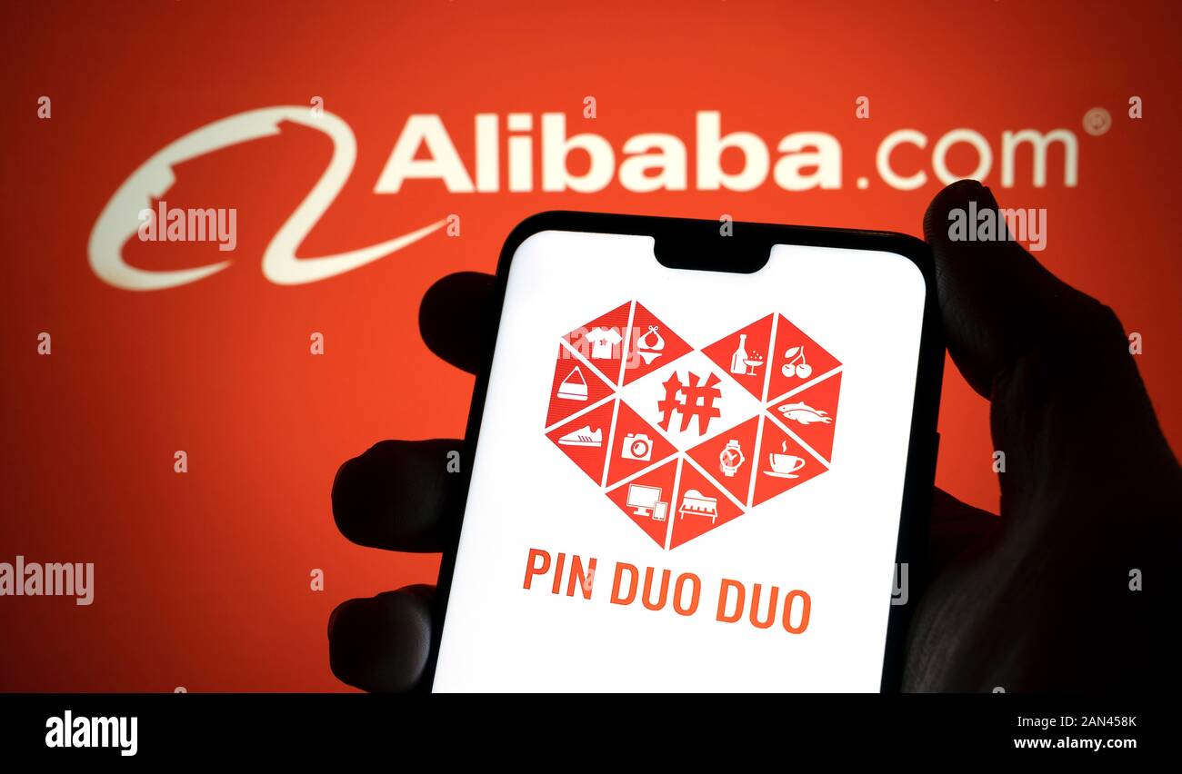 PinDuoDuo logo aziendale sullo smartphone e bandiera della Cina con crescente freccia sullo sfondo sfocato. Concettuale. Foto reale, non un montaggio. Foto Stock