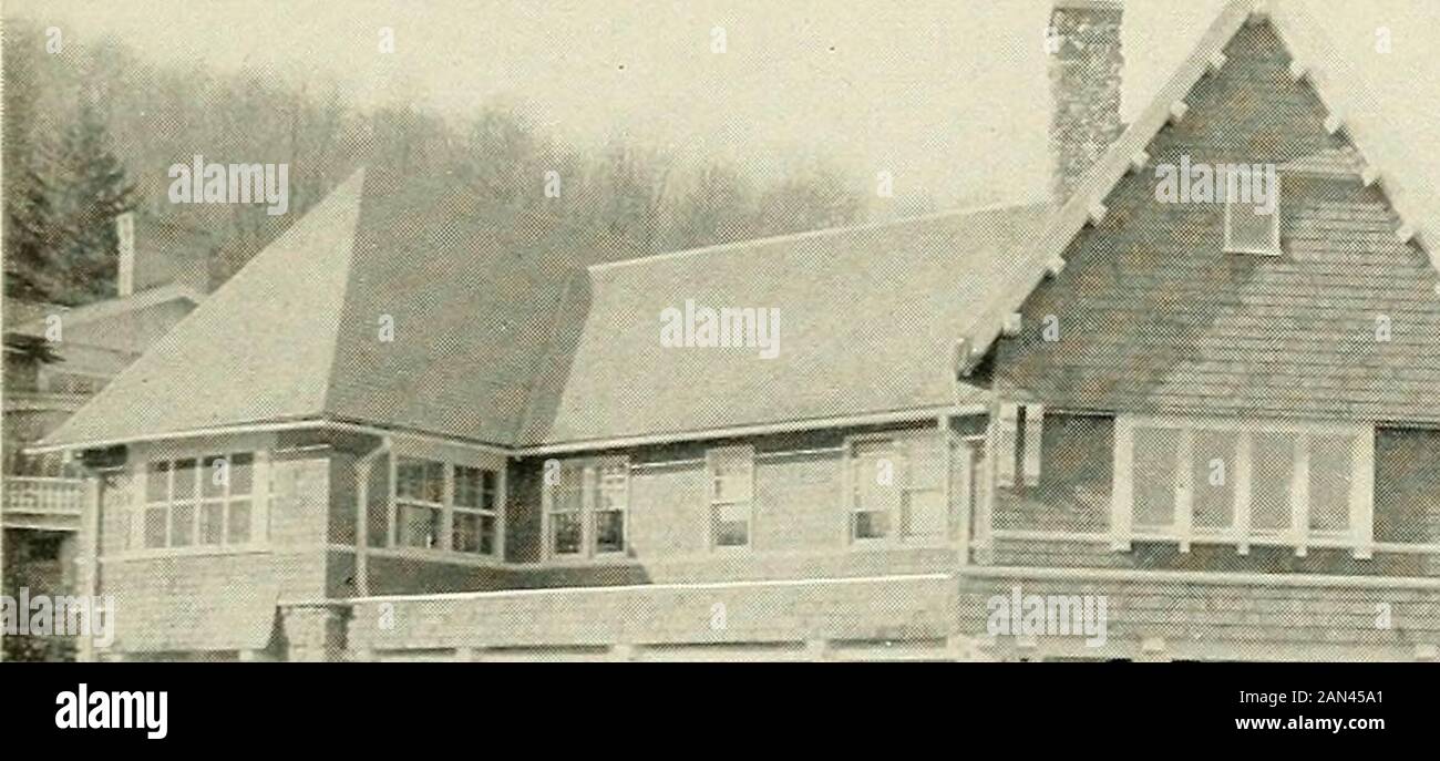 Costruzione di ospedali e sanatori per la tubercolosi; . Sanitarium, Saranac Lake, N. Y., Infermary and Medical Building (Illustrazione 63). Questo edificio consiste di un seminterrato e due piani con pareti della fondazione e primo piano costruito in pietra nativa di due piedi di spessore. Il secondo piano è di cornice con un esterno merlato, l'isolamento extra contro l'avingaggio a freddo è stato ottenuto utilizzando due strati di carta e l'intreccio tra le scandole e l'interiorfinish, che è intonaco su latta di legno. La sua peculiare forma ad angolo retto è dovuta alla posizione del sito, in quanto c'era spazio sul terreno Foto Stock