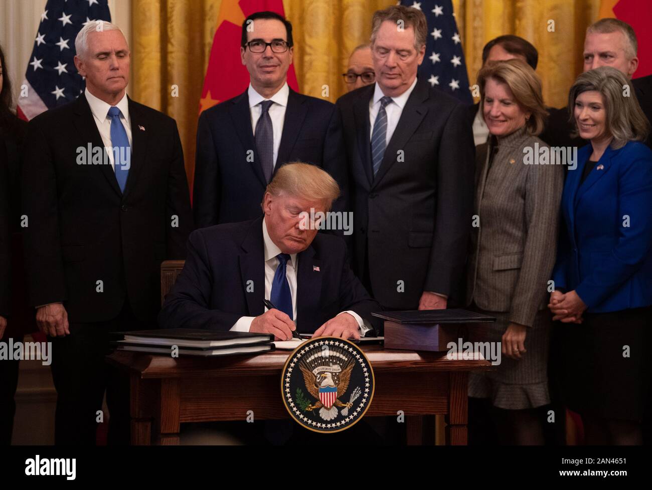 Washington, Stati Uniti. 15th Gen 2020. Il presidente Donald Trump firma La Fase 1 dell'Accordo commerciale statunitense con il vice Premier Liu, durante una cerimonia nella sala orientale alla Casa Bianca di mercoledì 15 gennaio 2020. L'accordo Di Fase 1 annullerà le imminenti tariffe pianificate sui prodotti cinesi e ne ridurrà altre, mentre Chine ha accettato di aumentare gli acquisti di prodotti agricoli statunitensi e altri beni. Foto di Kevin Dietsch/UPI Credit: UPI/Alamy Live News Foto Stock