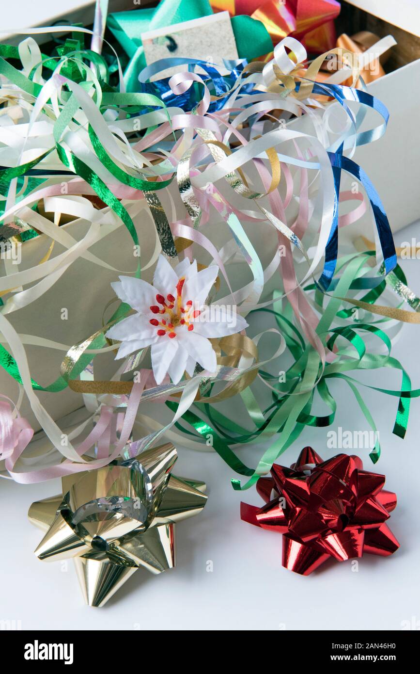Nastri e rosette riciclato per decorazioni natalizie per il riutilizzo fuoriuscite da vecchi cassoni per scarpe, senza sprechi. Foto Stock
