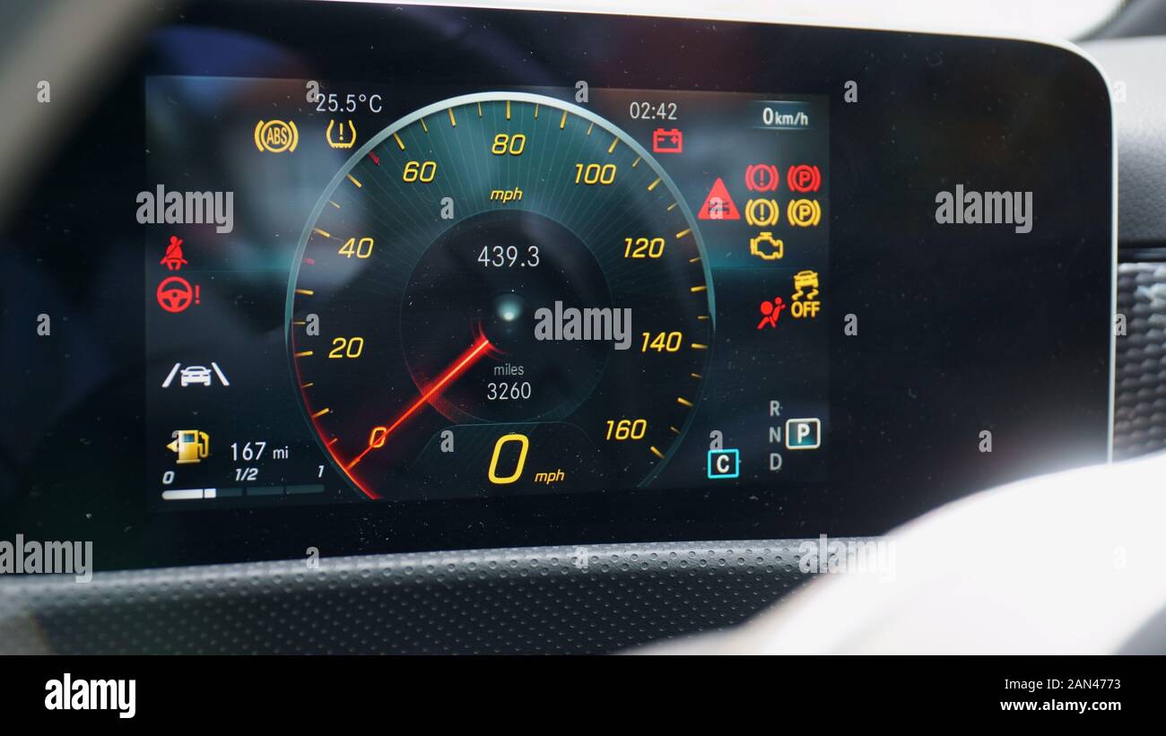 Le spie sul quadro strumenti digitale nella schermata W177 Mercedes-Benz  Classe Foto stock - Alamy