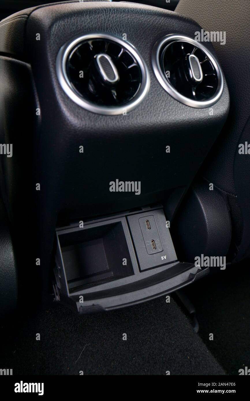 Un avviamento di emergenza/booster portatile, fissato tramite cavi e clip  ai morsetti positivo e negativo della batteria all'interno di un'auto,  sotto i sedili posteriori Foto stock - Alamy