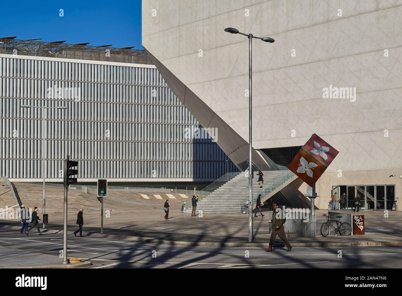Casa da Música, edificio emblematico di Porto, Portogallo. Costruito dall'architetto Rem Koolhaas per la sala concerti nel 20th secolo Foto Stock