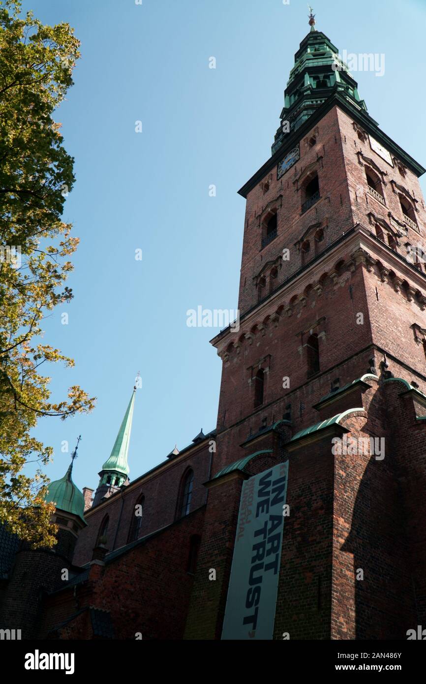 Vista di Copenhagen Contemporary Art Center (Nikolaj Kunsthal) dal suolo Foto Stock
