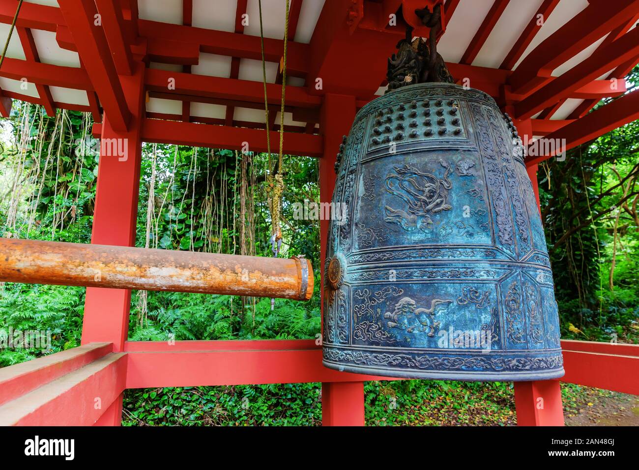 Oahu, Hawaii - Novembre 04, 2019: cerimoniali campana al Byodo-in tempio di Oahu. Il tempio era dedicato ad agosto 1968 per commemorare i cento anni di anni Foto Stock