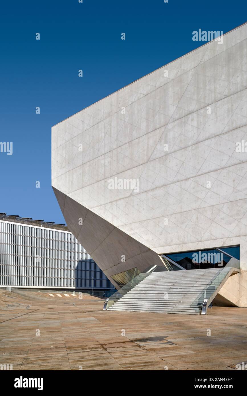 Casa da Música, edificio emblematico di Porto, Portogallo. Costruito dall'architetto Rem Koolhaas per la sala concerti nel 20th secolo Foto Stock