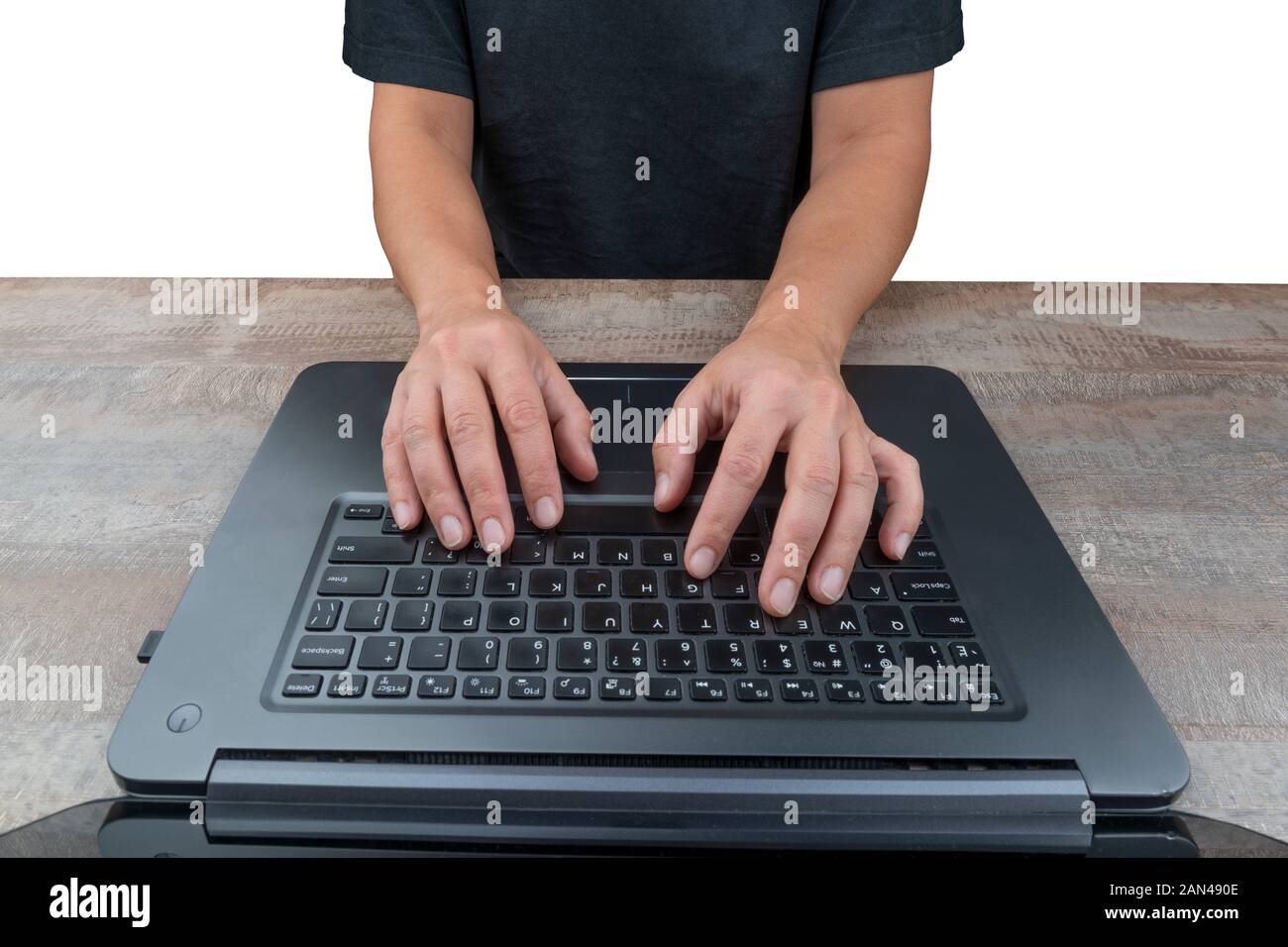 Le mani sulla tastiera del notebook. Vista dal lato dello schermo. Lo shopping online, il browsing o il concetto di lavoro. Focus sulle mani Foto Stock