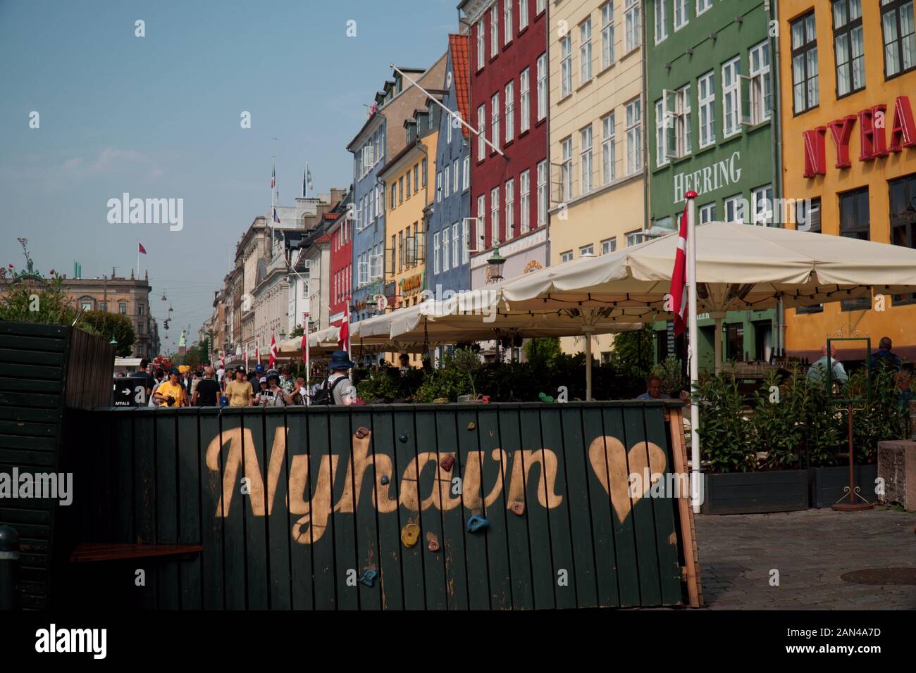 Nyhavn segno con una schiera di case colorate in background Foto Stock