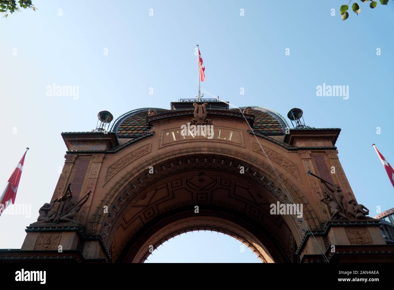 Archway all'entrata del parco tematico Tivoli a Copenhagen, Danimarca Foto Stock