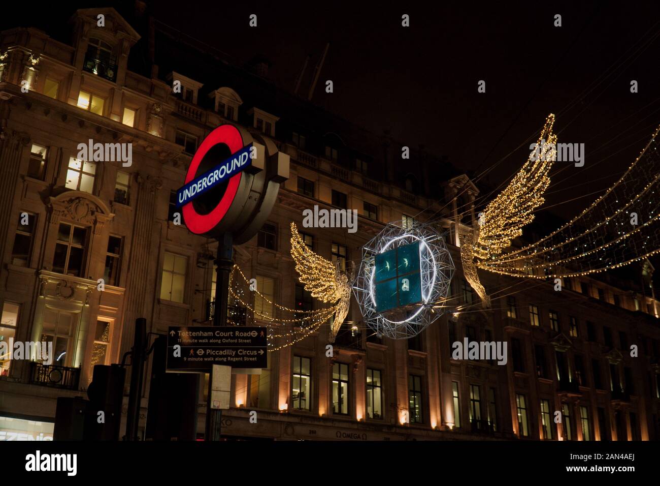 Le luci di Natale su Regent Street, Londra, al di fuori di Microsoft Store Foto Stock