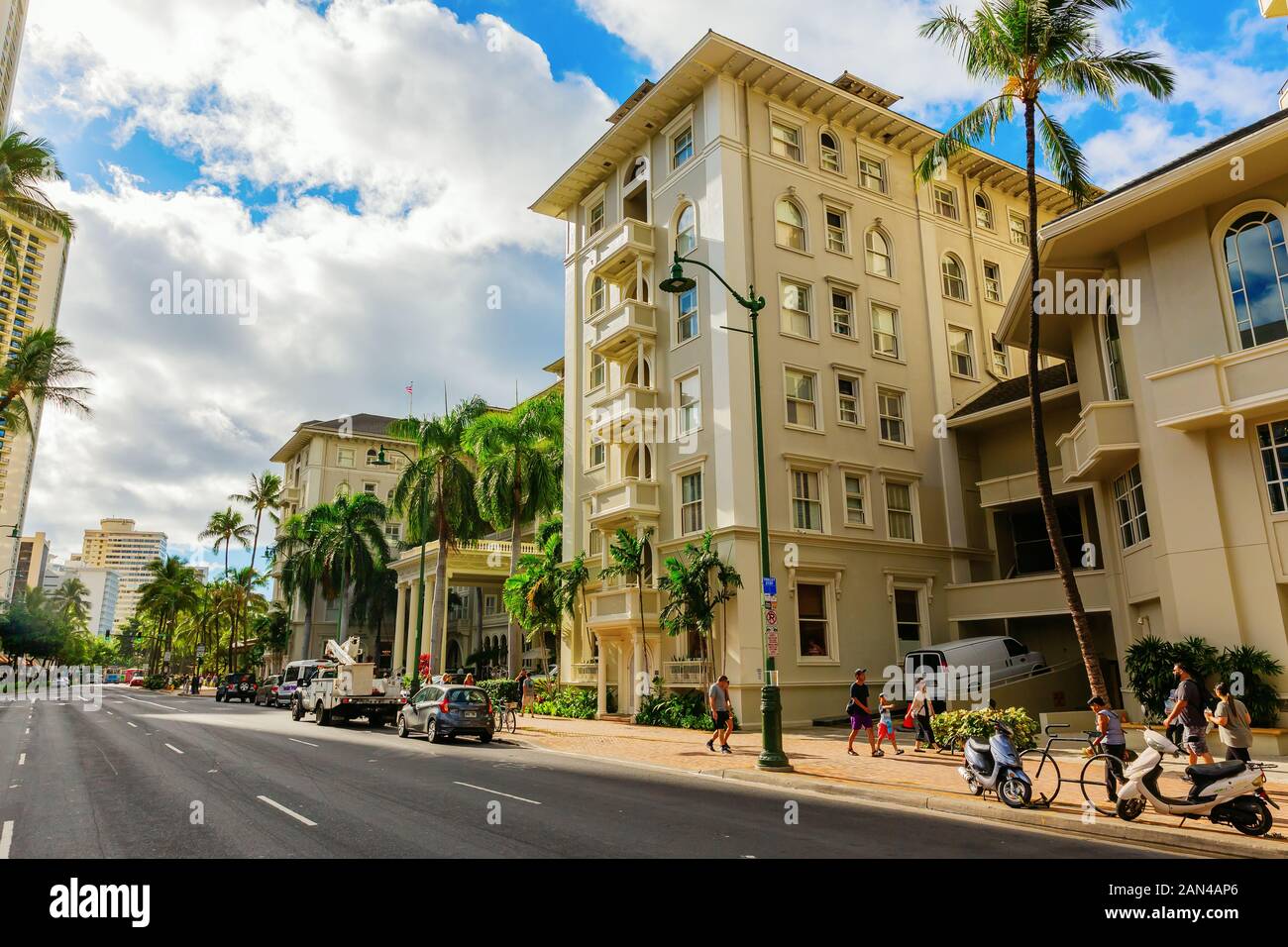 Honolulu Oahu, Hawaii - Novembre 04, 2019: street view di Waikiki con persone non identificate. Waikiki è un quartiere di Honolulu, il più famoso per W Foto Stock