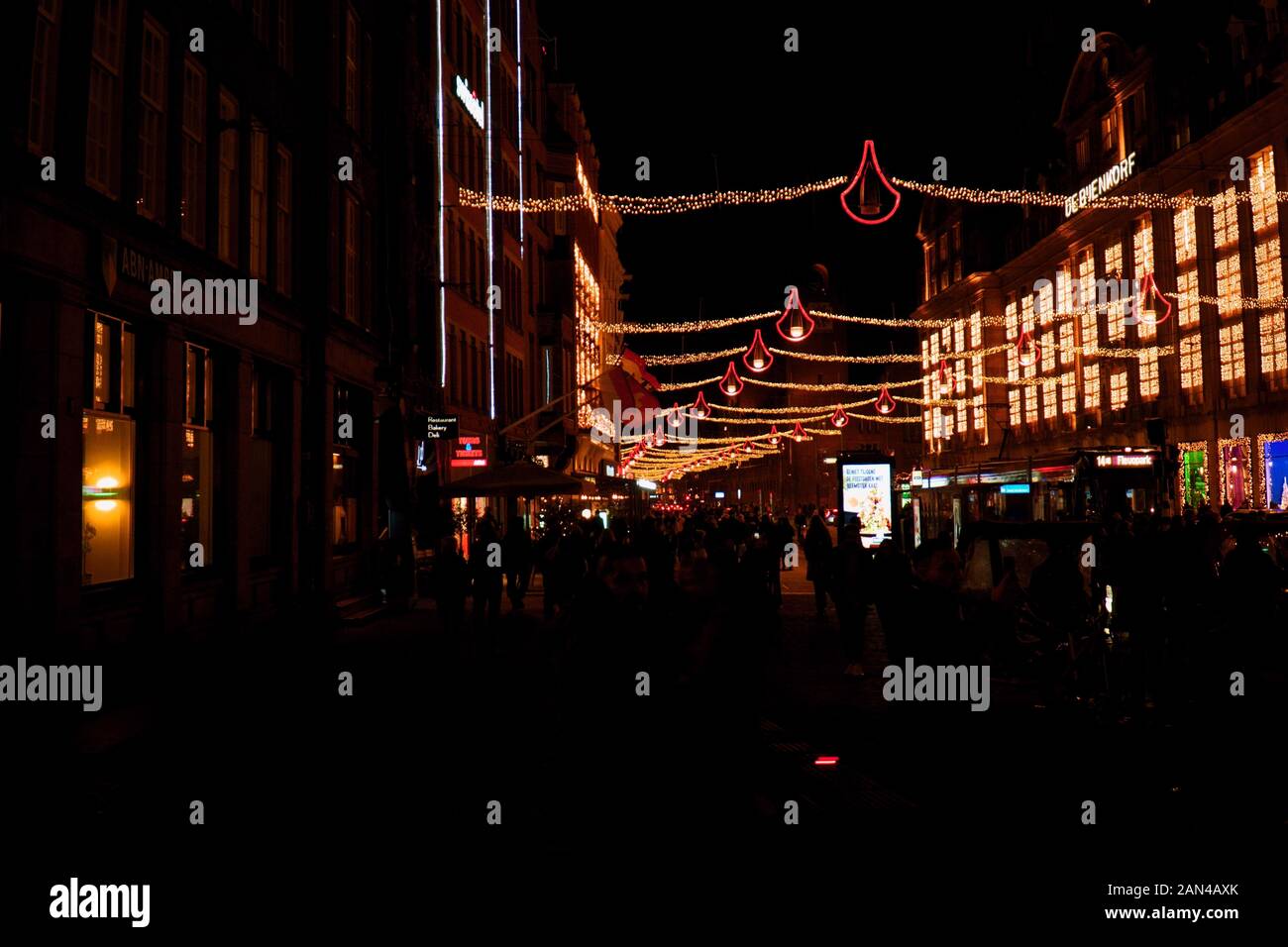 Strada trafficata di notte ad Amsterdam durante il periodo di Natale Foto Stock