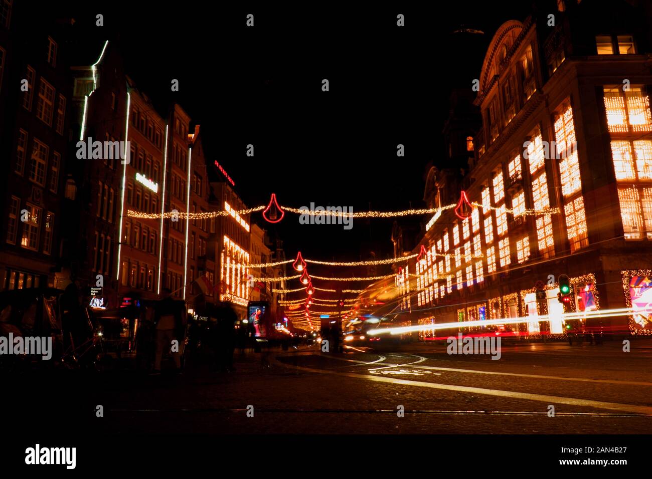 Luci di Natale a lunga esposizione in piazza Dam ad Amsterdam Foto Stock