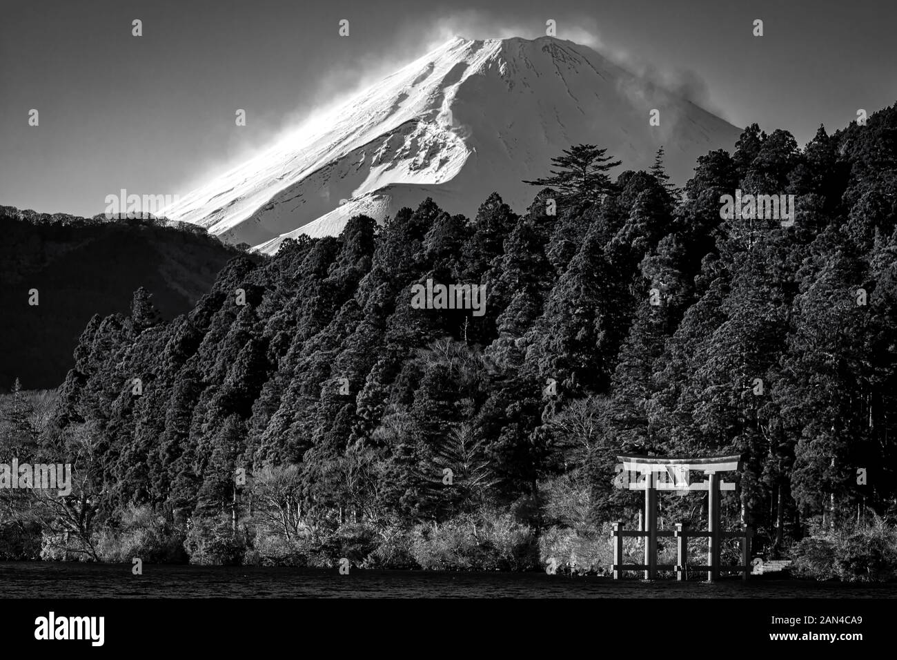 I venti soffiano la neve sul monte Fuji il picco come visto dal Lago Ashinoko in Hakone, Giappone. Foto Stock