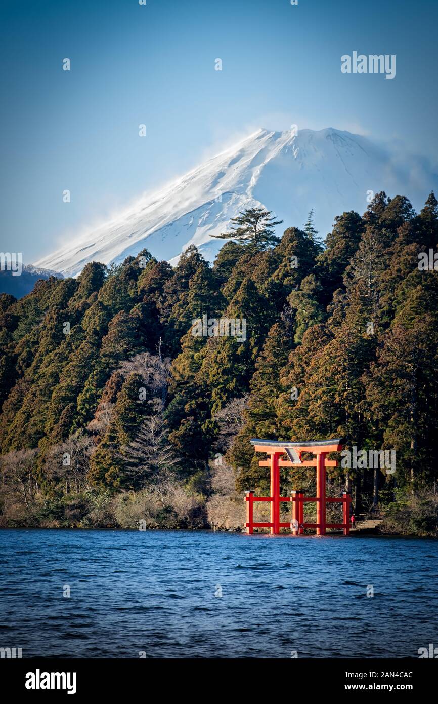 I venti soffiano la neve sul monte Fuji il picco come visto dal Lago Ashinoko in Hakone, Giappone. Foto Stock