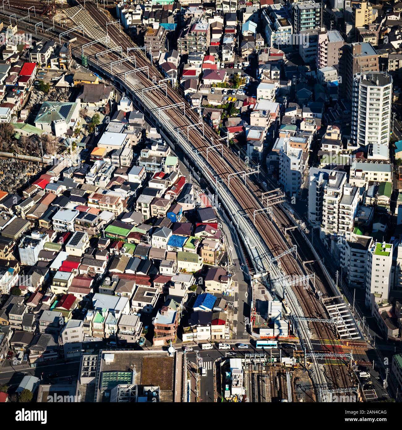 Una veduta aerea i binari della ferrovia attraverso Tokyo, Giappone. Foto Stock
