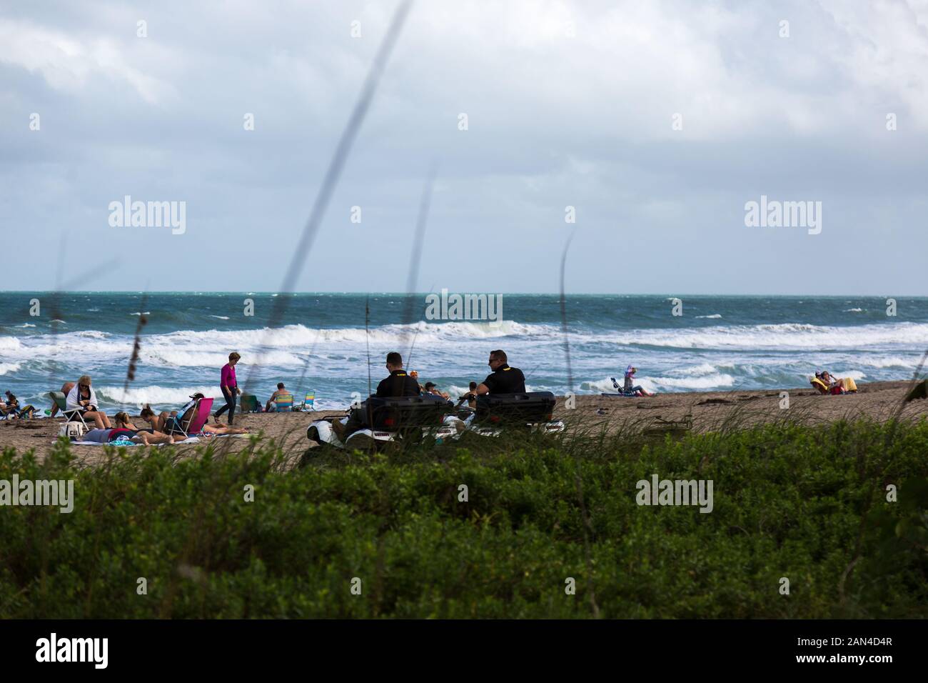 Ufficiali di Martin sceriffo della contea Dipartimento vegliare su questo Hutchinson Island Beach dalla loro ATV in Stuart, Florida, Stati Uniti d'America. Foto Stock