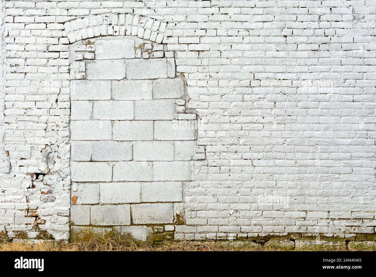 Bianco vecchio muro di mattoni sulla parete esterna del vecchio mulino nel Midwest. Foto Stock