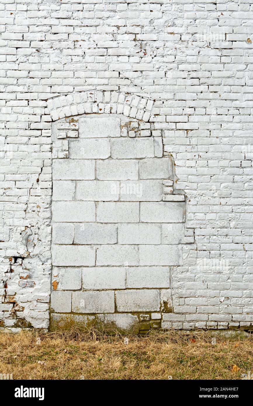 Bianco vecchio muro di mattoni sulla parete esterna del vecchio mulino nel Midwest. Foto Stock