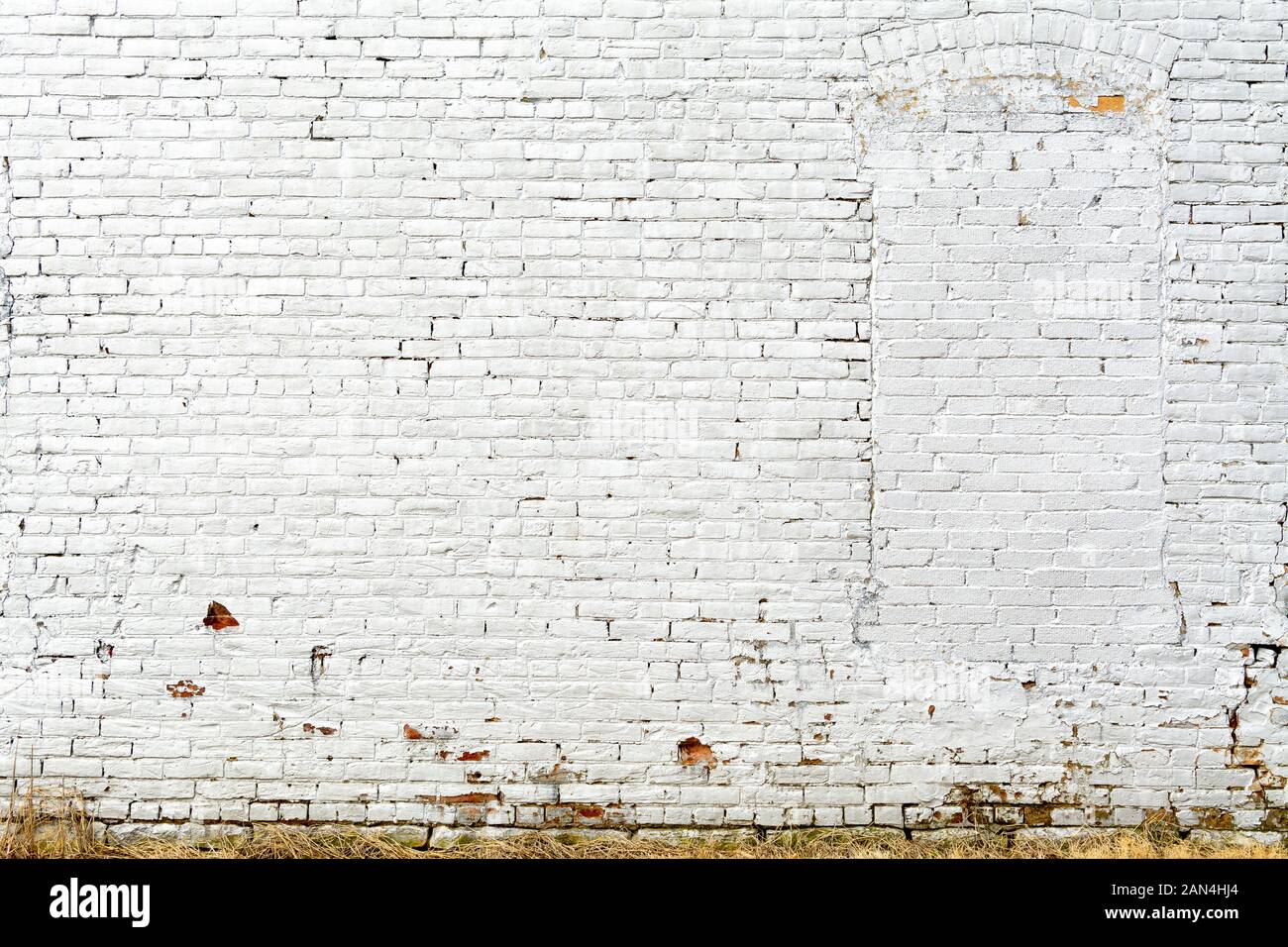 Bianco vecchio muro di mattoni sulla parete esterna del vecchio mulino nel Midwest. Foto Stock