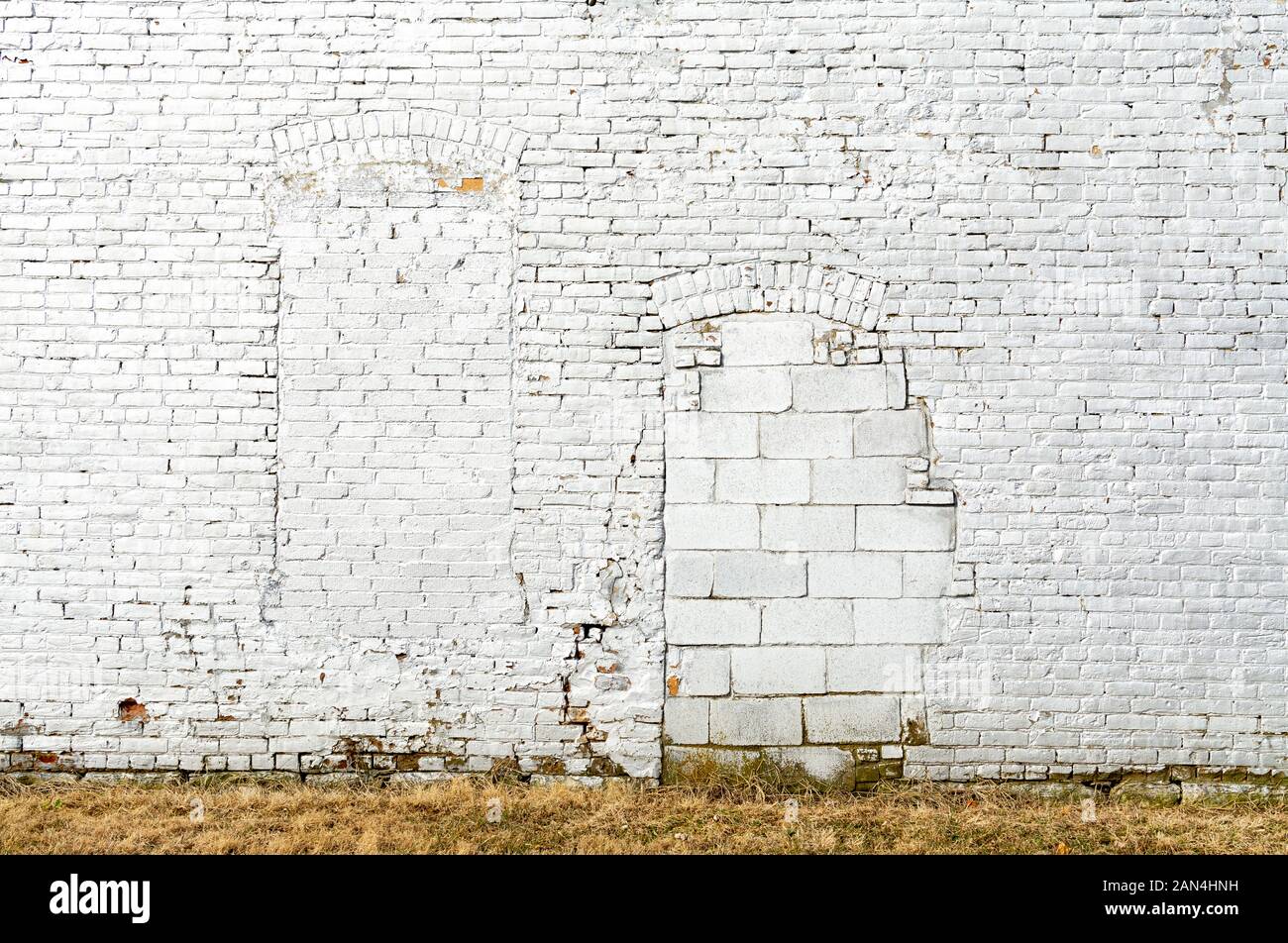 Bianco vecchio muro di mattoni sulla parete esterna del vecchio mulino nel Midwest. Foto Stock
