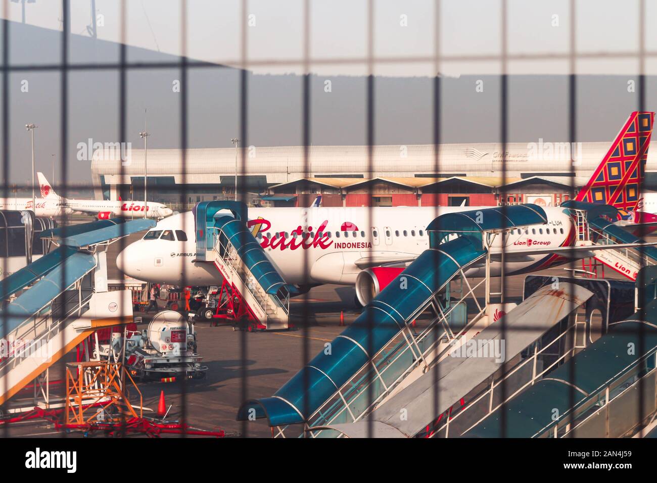 Flotta batik Air Airbus A320-214 PK-LUH In Corso di parcheggio presso l'aeroporto internazionale Soekarno-Hatta Terminal 1 Foto Stock