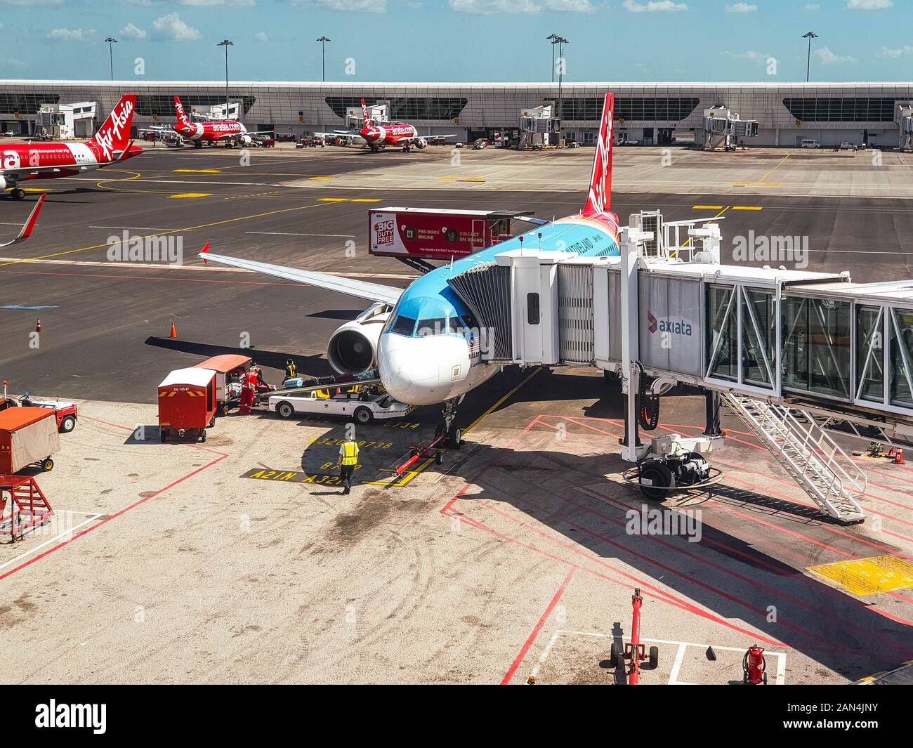 AirAsia Airbus A320-216 9M-AHL (Hong He terra nativa livrea) presso l'Aeroporto Internazionale di Kuala Lumpur 2 parcheggio su Deboarding Foto Stock