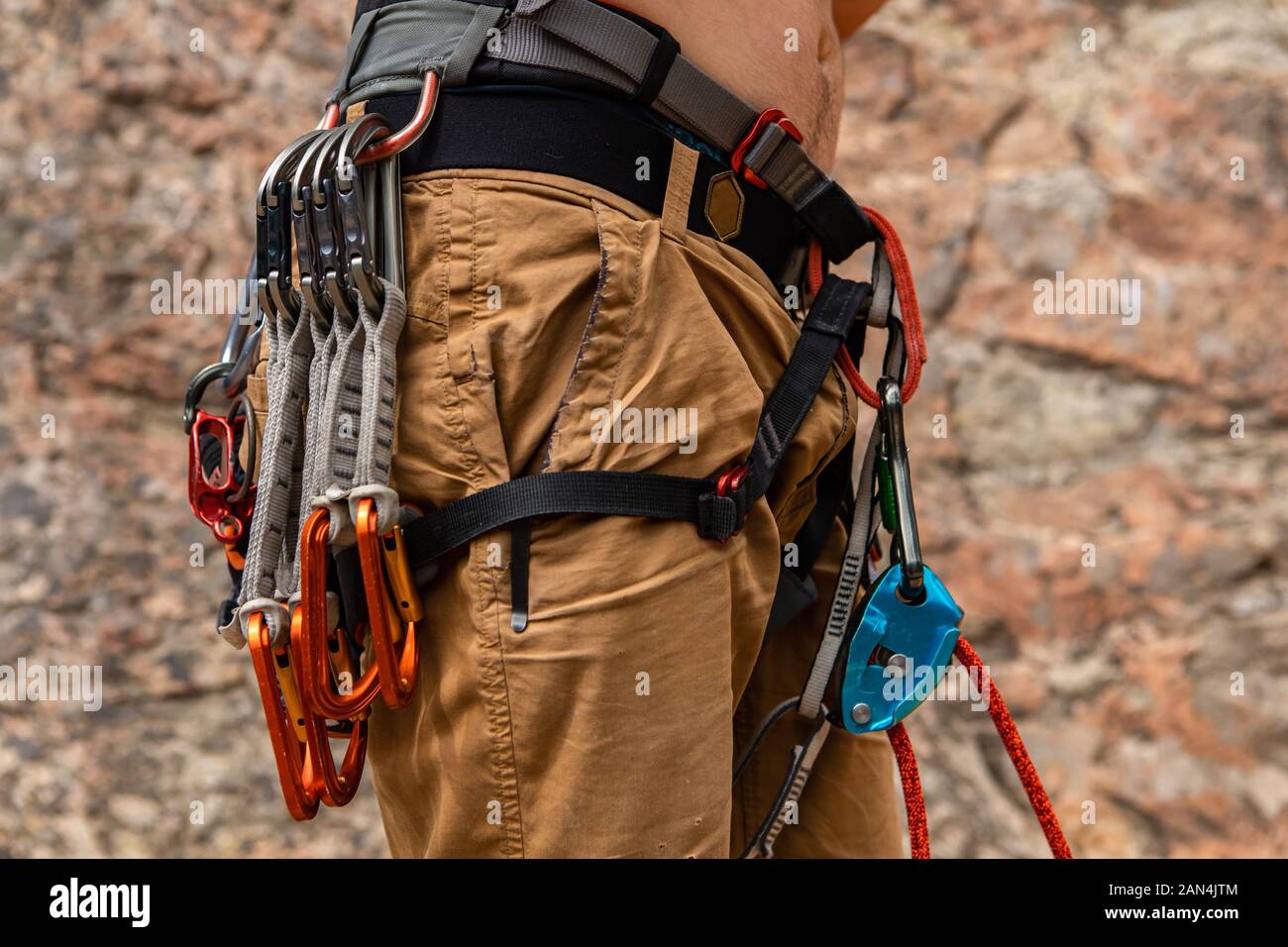 Un vicino e vista laterale sul sistema di cavi e la cinghia dentata di un sistema avanzato di rocciatore contenente molte sosta su dispositivi di ancoraggio e di apparecchiature. Con spazio di copia Foto Stock
