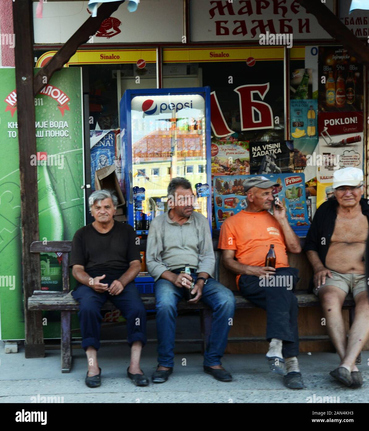 Il serbo gli uomini in giro nel loro villaggio. Foto Stock