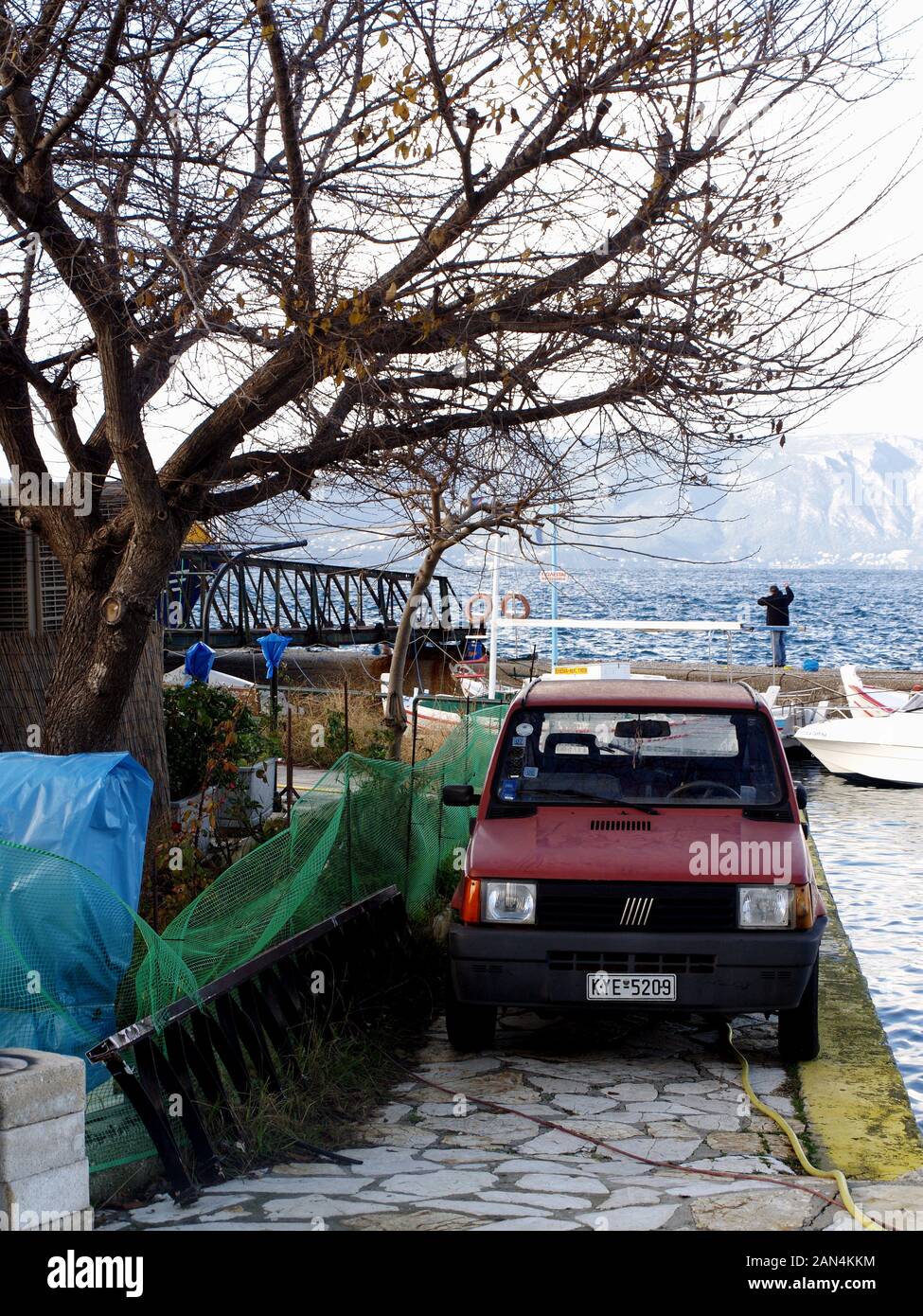 Vecchio stile Fiat Panda parcheggiata ai margini del quartiere nella città di Corfù, Kerkyra, Grecia Foto Stock