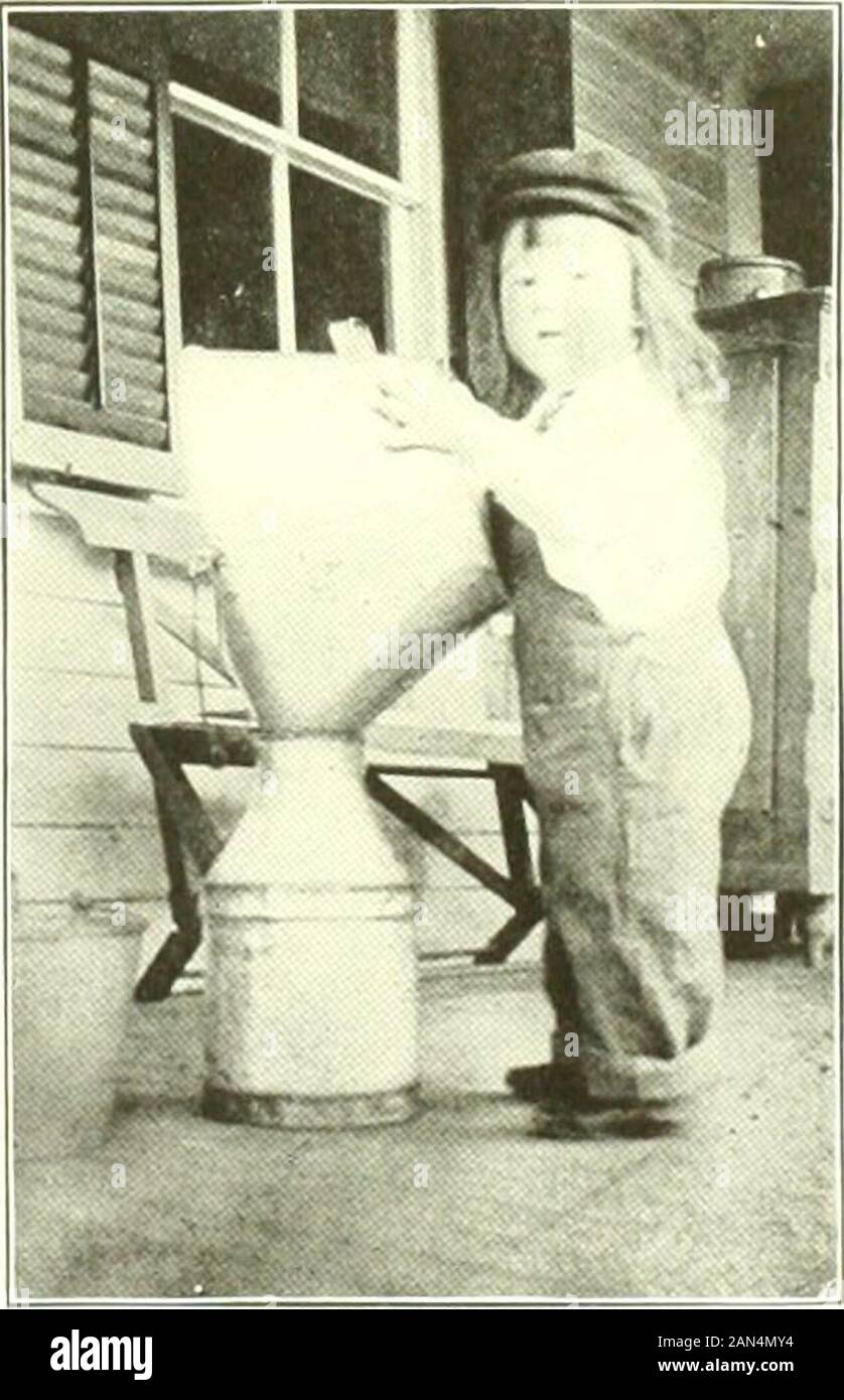 La storia di Ludlow, Massachusetts . kistries areestablished nella città, gli abitanti tieote principalmente il loro tempo andenergies al ciiltiation delle loro eccellenti aziende agricole. E.XRI.V M ANaiACTURINCi alla chiusura del xviii centiir- i tentativi iniziali di manufactur-ing aveva già avuto inizio. Nella disposizione di un rcjad abbiamo hntl relerenceto la segheria di Jonathan Burr andComjiany, successivamente noto lungo .isthe McLean priilege, quello che è a sinistra ofit essendo ora occujiied l)y Warren mi).Fuller. . Mill ol qualche tipo ,isalso nel funzionamento in extremenorthern parte della città o thecit-. Al Foto Stock