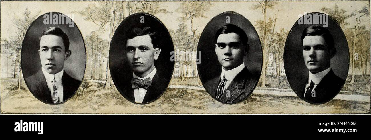 Il corbezzolo . Fred Bates .ToHNSo^ Frank Dawes Lawhead Giacobbe Ervvin McCurdy Newman Thomas Miller Freu Bates Johnson, Indianapolis. Istruttore in giornalismo. Frank Dawes Lawhead, Auburn. Sigma Alpha Epsilon; Delta Phi Phi. Giacobbe Erwin McCurdy, Blooniiii(/l,a. Sigma Clii; Delta Phi Phi; puntone e Fret. Newman TnoivrAs Miller, South Whitley. Douglas dozzina; Reinhard Club; ice-il Presidente Lincoln League, 1909; Tesoriere LincolnLeague, 1910. 97 % ^z^™ / ^ DICIANNOVE T E N ^ ^H. Michael Joseph Murphy, Jr. Glenn Allen Smiley Curtis Grover Shake Clyde Hendricks Thompson Michael Joseph Murphy, Jr., Terrc Haute Foto Stock