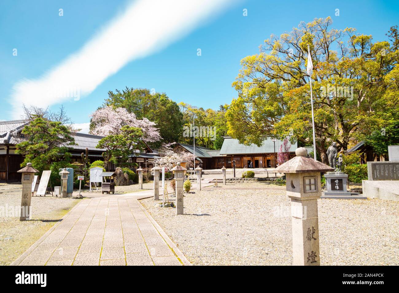 Hikone, shiga, Giappone - 11 Aprile 2019 : Gokoku Santuario con fiori di ciliegio Foto Stock