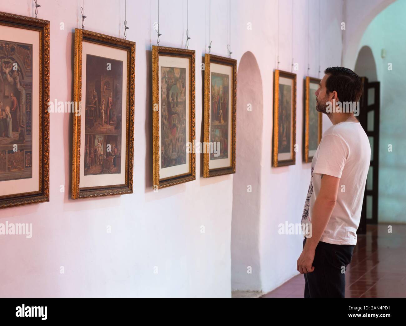 Visitatore presso il museo di arte sacra in Conkal, Yucatan, Messico Foto Stock