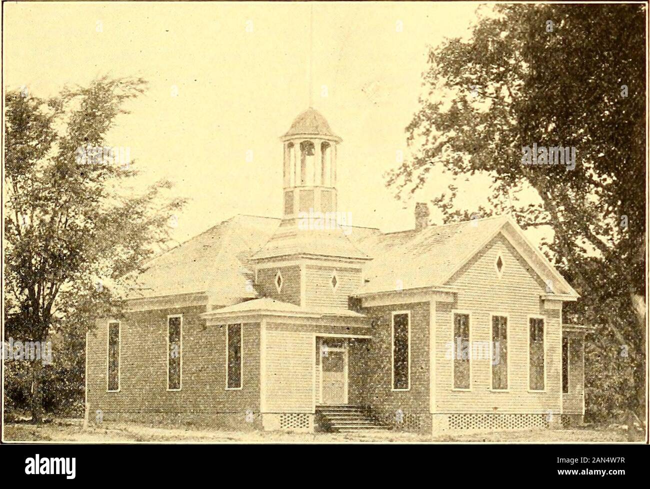 La donna di associazione per il miglioramento della scuola pubblica Case in North Carolina . Snow Hill, Greene County (vecchio). Snow Hill, Greene County (nuovo). 55 così che ci permette di avere una buona musica e canzoni ogni mattina alongwith i nostri esercizi di devozione. La nostra scuola ha acquistato aud utilizza anunabridged dizionario, e i nostri principali presentati alla scuola abook-resto per il suo alloggio, in modo che anche il piccolo tots canhandle Padre Webster. In aggiunta al numero di immagini che sono state acquistate ourschool ha acquistato un gran numero di libri della libreria e uno dozenand una metà United States Flag. Io hav Foto Stock