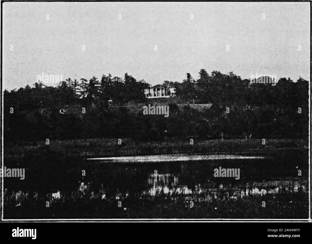 La canonica tra due manieri; annali di Clover-Reach . Il colonnello HENRY I. VAN RENSSELAER Manor House costruito subito dopo il Rodano guerra rivoluzionaria.dei tardi anni la residenza di Morris Miller.. La vedova Mary LIVINGSTON Manor House KEiisiiizeel b^Miarceaft® sorella. Digitalizzato da Microsoft® La Canonica tra due manieri. Ma ama i giovani sogno era di non essere così easilyblighted, e Cornelia confidò ai suoi cugini thatshe e suo padre aveva avuto una scena di tempesta, ma non shehad dato il suo amante. Vi erano state alcune paure e lacrime in attesa-ing del tempo, ma finalmente una lettera aveva raggiunto il suo, andit era n Foto Stock