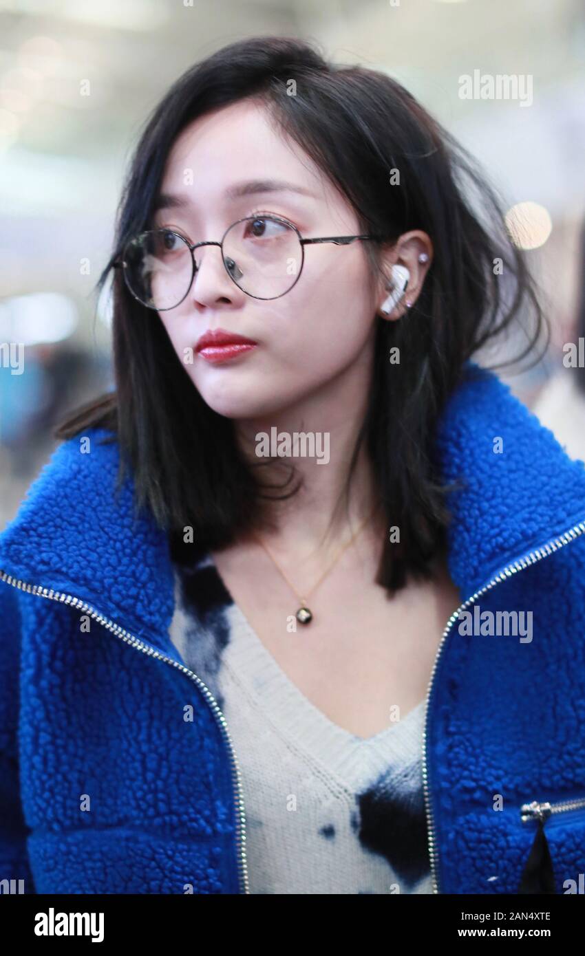 Wu Xuanyi di idolo cinese ragazza gruppo ragazze Rocket 101 arriva in un aeroporto di Pechino prima della partenza a Pechino in Cina, 8 dicembre 2019. Foto Stock