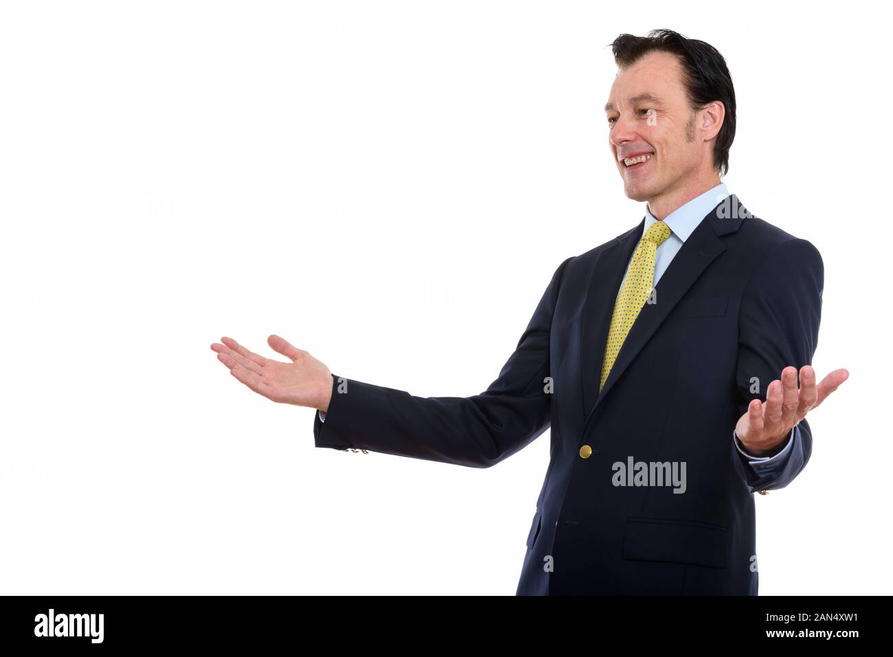 Studio shot di matura happy businessman sorridente con le braccia sollevate Foto Stock