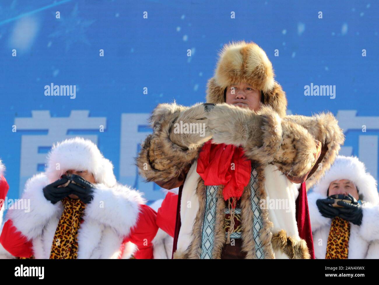 Ballerini eseguono per turisti durante il primo Ice-Festival di raccolta nella città di Harbin, a nord-est della Cina di Provincia di Heilongjiang, 7 dicembre 2019. Il Foto Stock