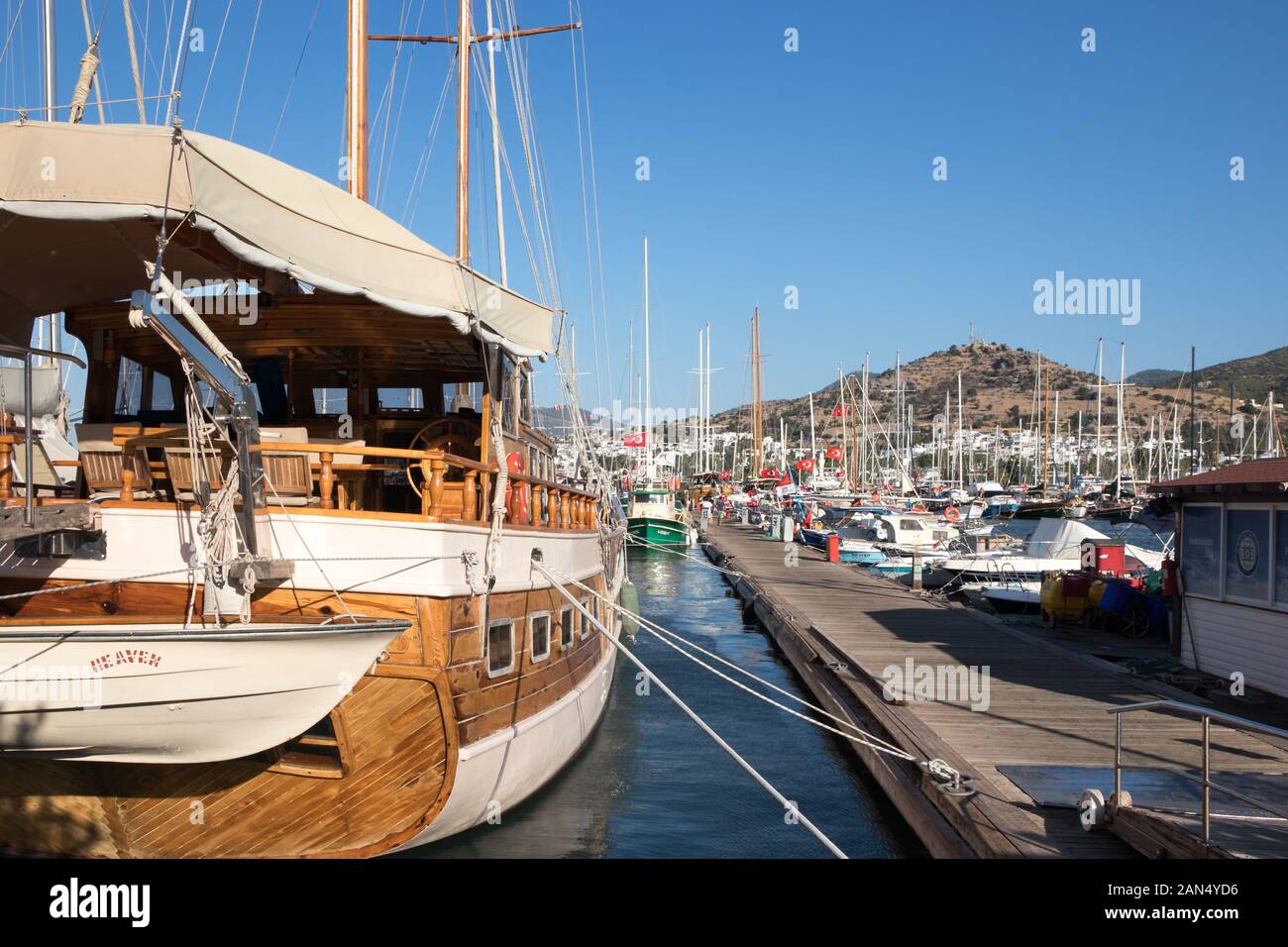 Bodrum, Turchia - 15 Settembre 2019: tradizionale bagno turco caicco e altre imbarcazioni. La città dispone di un porto turistico nonché un grande porto. Foto Stock