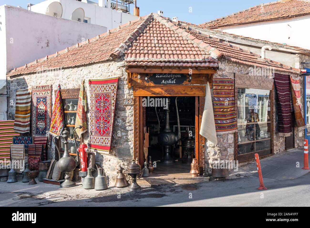 Bodrum, Turchia - 16 Settembre 2019: negozio di antiquariato nella parte vecchia della citta'. La città è una popolare meta di vacanza. Foto Stock